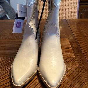 WOMENS UNIVERSAL THREADS COWBOY BOOTS. NWT.SIZE 6.5.